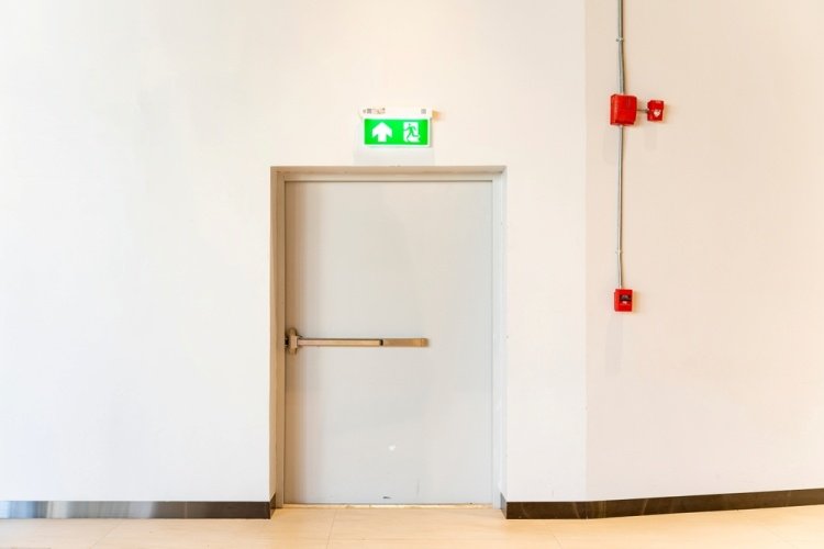 "أبواب مقاومة للحريق: المميزات والاستخدامات"